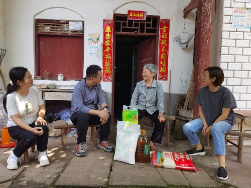 图 1 慰问张桂珍老人 图 1 慰问张桂珍老人