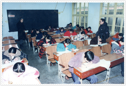 1993考场中学生正在认真答卷