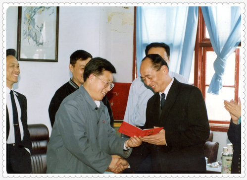 1990 廖院长向客座教授颁发证书